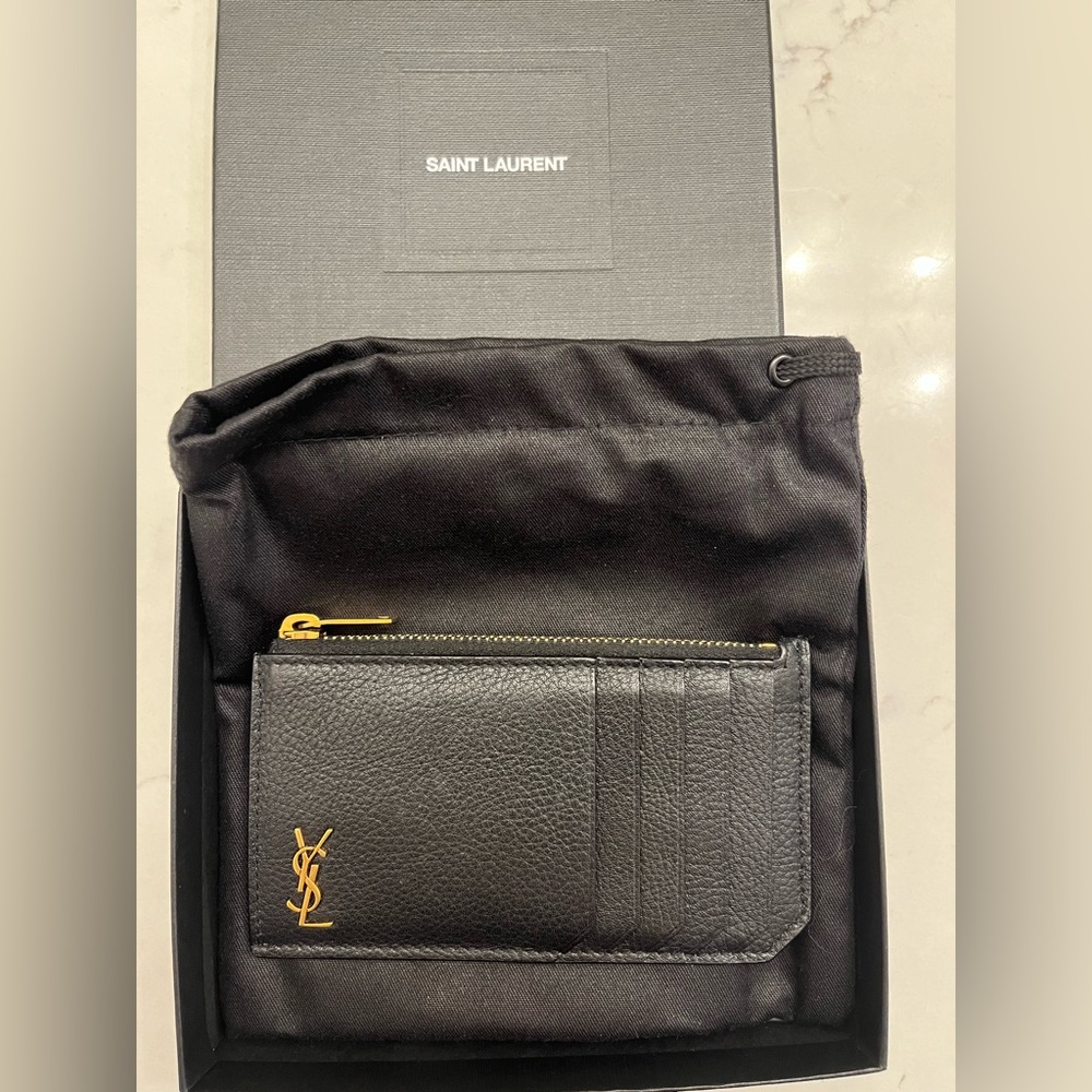 TINY CASSANDRE ZIPPED FRAGMENTS CARD CASE IN BLACK GRAINED LEATHER